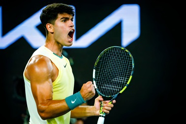 Alcaraz thắng nhanh, Zverev vượt qua áp lực từ tòa án