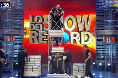 Đô vật lập kỷ lục Guinness đóng đinh bằng đầu