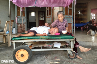 Mẹ già gần 80 tuổi chăm con 47 tuổi chỉ nặng 10kg