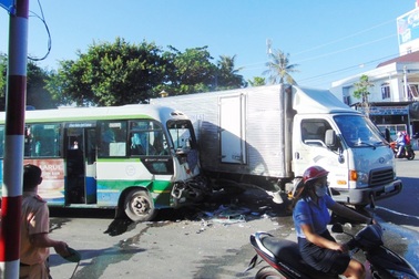 Xe buýt tông xe tải, nhiều hành khách hoảng loạn