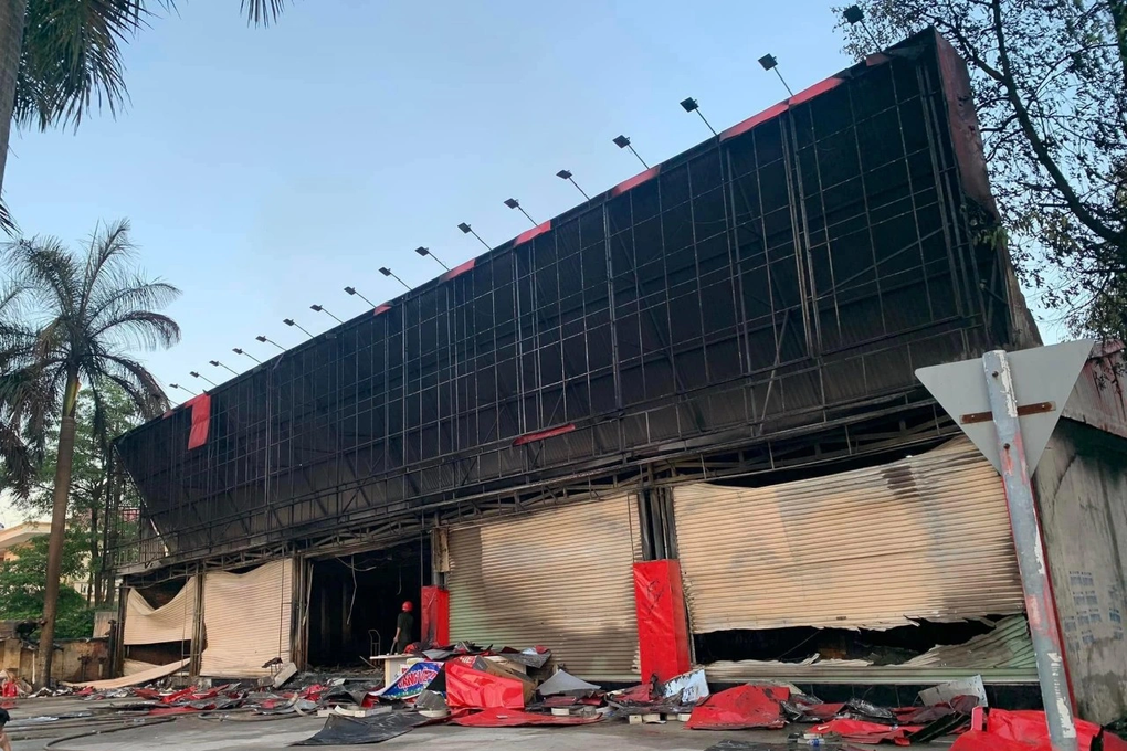 Lửa bao trùm thiêu rụi toàn bộ hàng hóa trong siêu thị điện máy - 1 Lửa bao trùm thiêu rụi toàn bộ hàng hóa trong siêu thị điện máy - 1