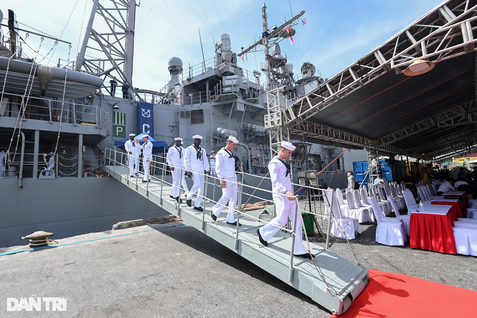 Cận cảnh tàu sân bay Mỹ USS Ronald Reagan vào vịnh Đà Nẵng - 10 Cận cảnh tàu sân bay Mỹ USS Ronald Reagan vào vịnh Đà Nẵng - 10