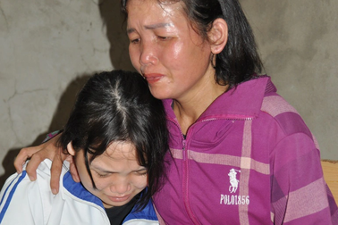 Bố chết rồi, mẹ lại bệnh, chúng con biết dựa vào ai đây?