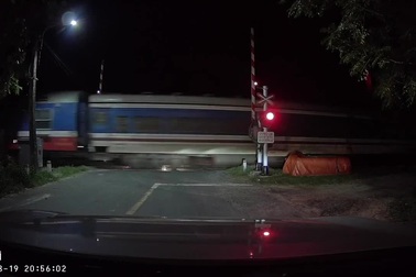 Chắn đường sắt tự động bất ngờ nâng lên khi đoàn tàu đang lao đến