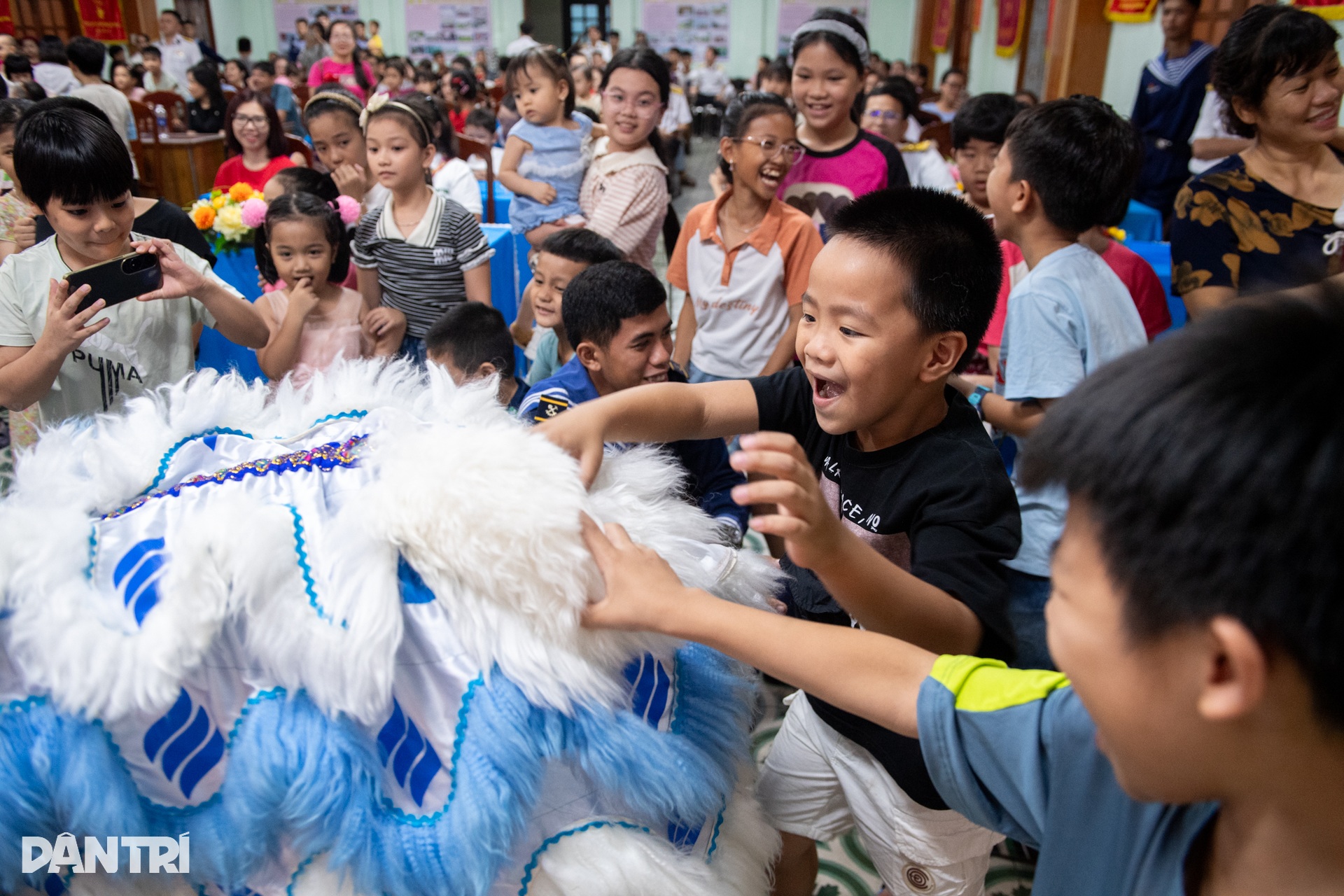 Vui Tết Trung thu cùng con các chiến sĩ Trường Sa - 7 Vui Tết Trung thu cùng con các chiến sĩ Trường Sa - 7