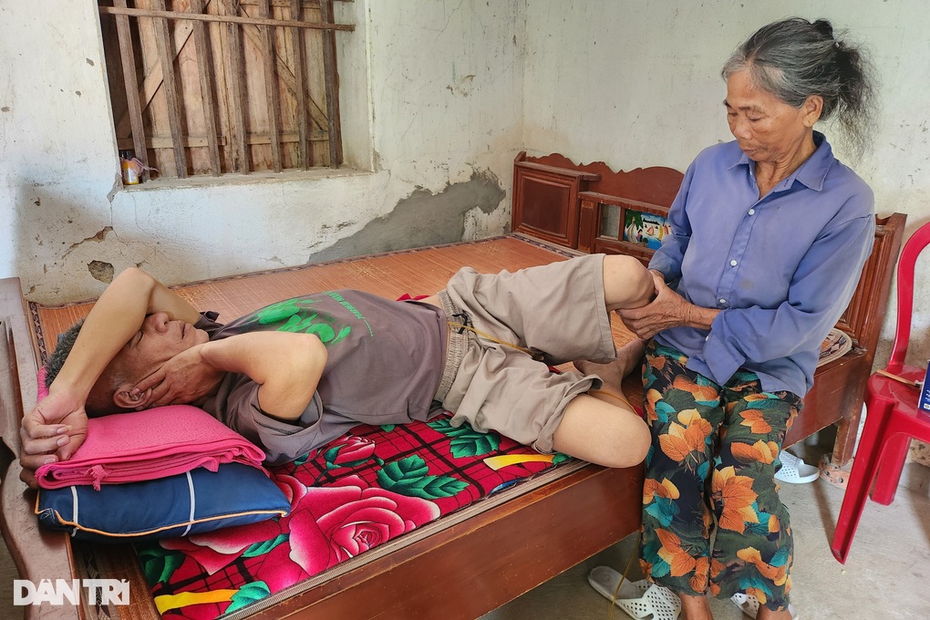 Chồng con mang án tử, cụ bà gần đất xa trời gồng gánh cả gia đình - 1 Chồng con mang án tử, cụ bà gần đất xa trời gồng gánh cả gia đình - 1