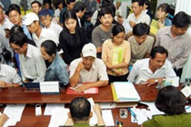 Chen nhau nộp hồ sơ đăng ký hộ khẩu