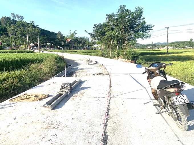 Công trình đang thi công không căng dây, cảnh báo cho người dân được biết