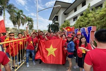 Cổ động viên Việt Nam nhuộm đỏ sân Binan trước trận gặp U22 Thái Lan