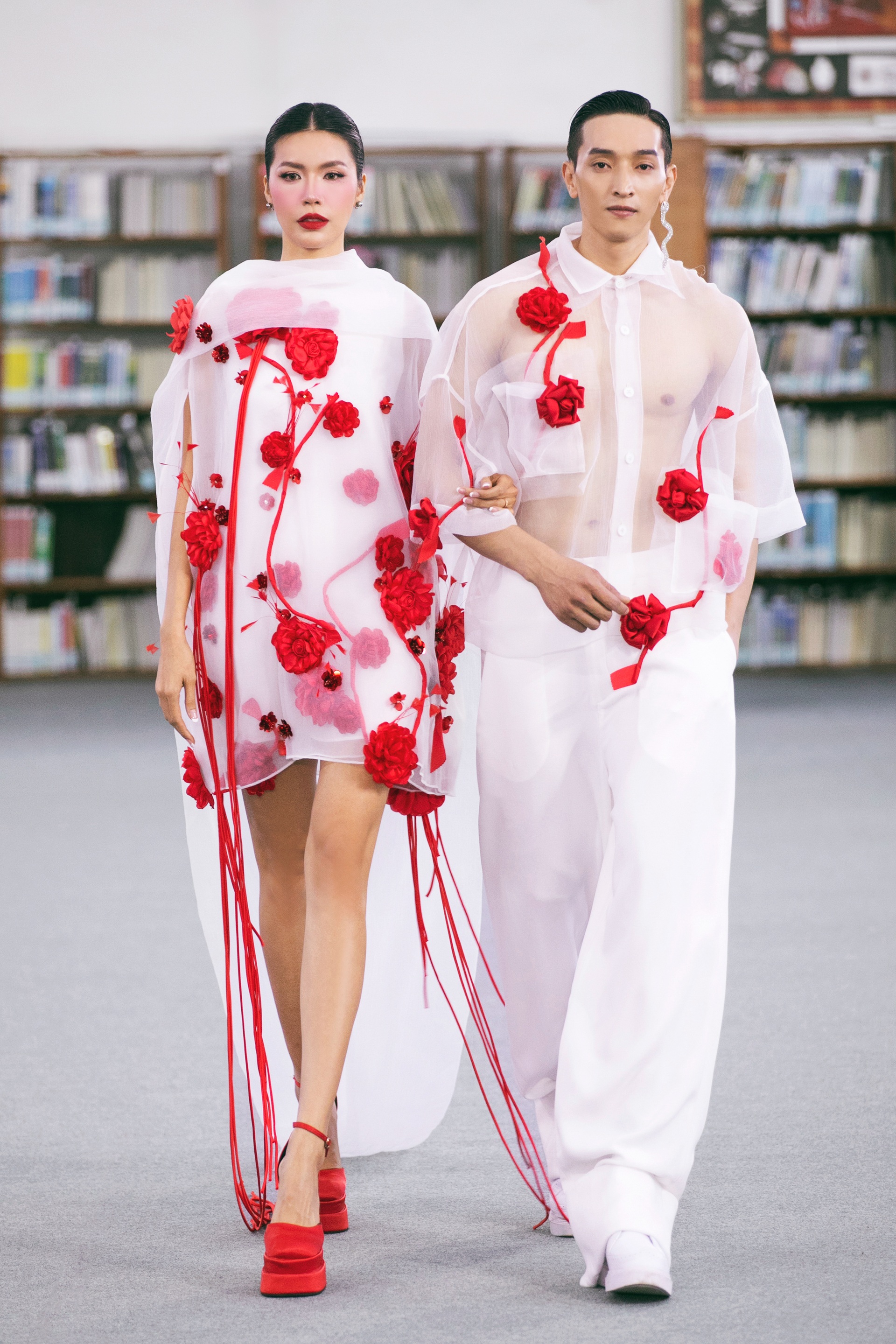 Võ Hoàng Yến vừa bế em bé vừa catwalk sau khi tái xuất - 4 Võ Hoàng Yến vừa bế em bé vừa catwalk sau khi tái xuất - 4