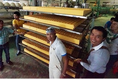 Dàn siêu mẫu thăm xưởng Nệm Kim Cương của Jimmii Nguyễn