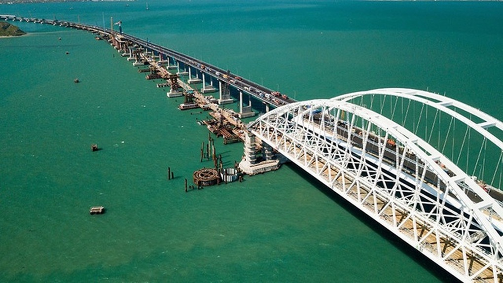 Nga dùng khí tài đặc biệt ngăn xuồng tự sát của Ukraine tập kích cầu Crimea - 1 Nga dùng khí tài đặc biệt ngăn xuồng tự sát của Ukraine tập kích cầu Crimea - 1