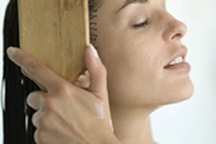 Làm sạch keo trên tóc