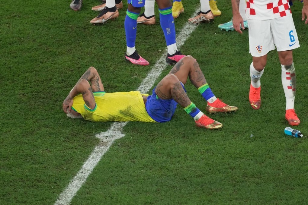 Neymar bật khóc sau khi Brazil bị loại đầy cay đắng - 2 Neymar bật khóc sau khi Brazil bị loại đầy cay đắng - 2
