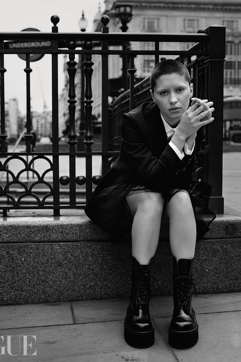 Cú lột xác bàng hoàng của Iris Law - 1 Cú lột xác bàng hoàng của Iris Law - 1