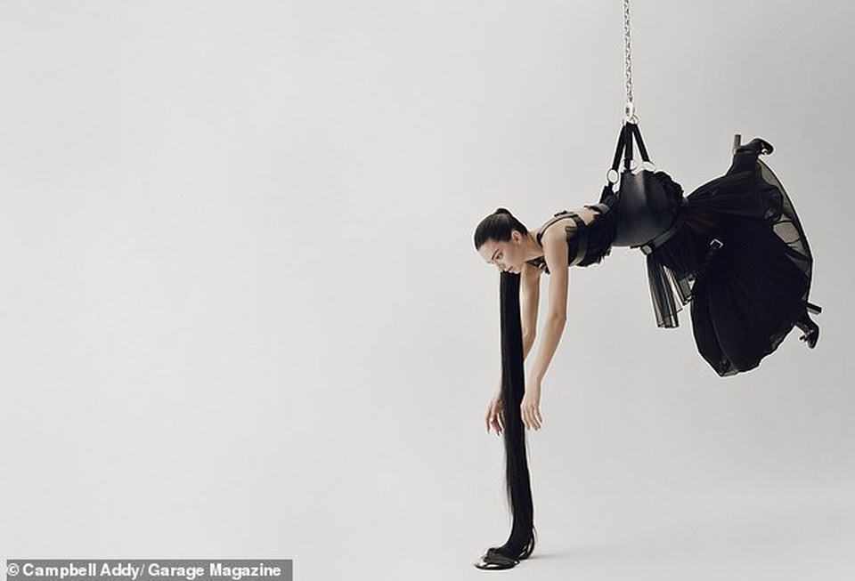 Kendall Jenner lạ mắt trong bộ ảnh mới - 5 Kendall Jenner lạ mắt trong bộ ảnh mới - 5