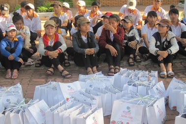 Thạch rau câu Long Hải tặng gần 300 triệu đồng đến các em thiếu nhi Nam Trung Bộ