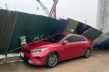 Nhiều cây xanh bật gốc, hàng rào tôn đổ đè ô tô trong cơn dông gió ở Hà Nội