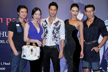 Huyền Trang và Ngọc Tình mở tiệc mừng