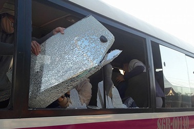 Xe khách bị ném đá vỡ toang kính, 1 hành khách bị thương