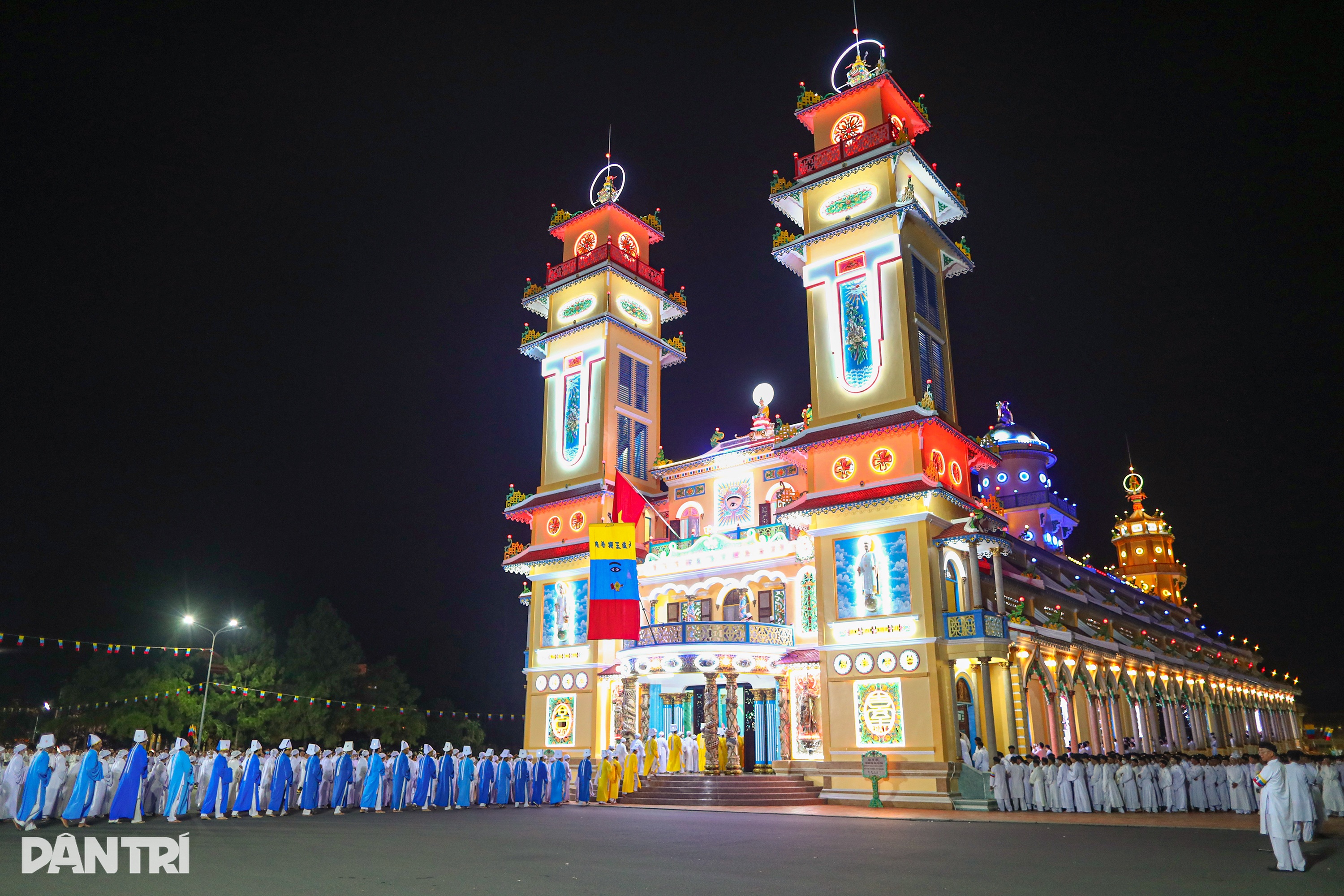 Pelerinii întind perdele și agață hamace în așteptarea banchetului de la Palatul Yaochi - 1 Người hành hương căng màn, mắc võng chờ dự Hội yến Diêu Trì Cung - 1