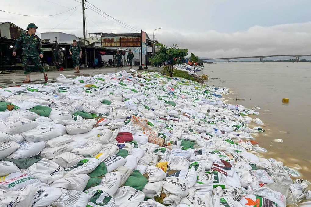 Quyết tâm không để vỡ bờ kè bên sông Thu Bồn - 1 Quyết tâm không để vỡ bờ kè bên sông Thu Bồn - 1