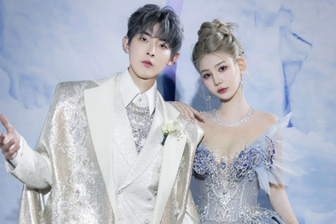 Chuyện tình đẹp như mơ của cặp đôi cầu hôn bằng một triệu bông hồng