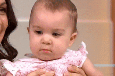 Biên tập viên thời tiết vừa bế con vừa đọc bản tin