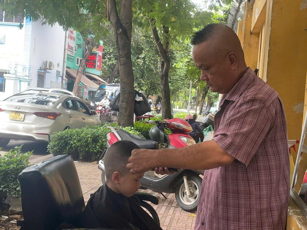 Người thợ 30 năm bám hè đường với tiệm tóc 3 không” - 3 Người thợ 30 năm bám hè đường với tiệm tóc 3 không” - 3