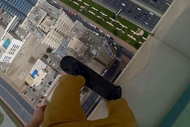 Thót tim với màn nhào lộn nhảy nhót của thanh niên bên mép nhà cao tầng