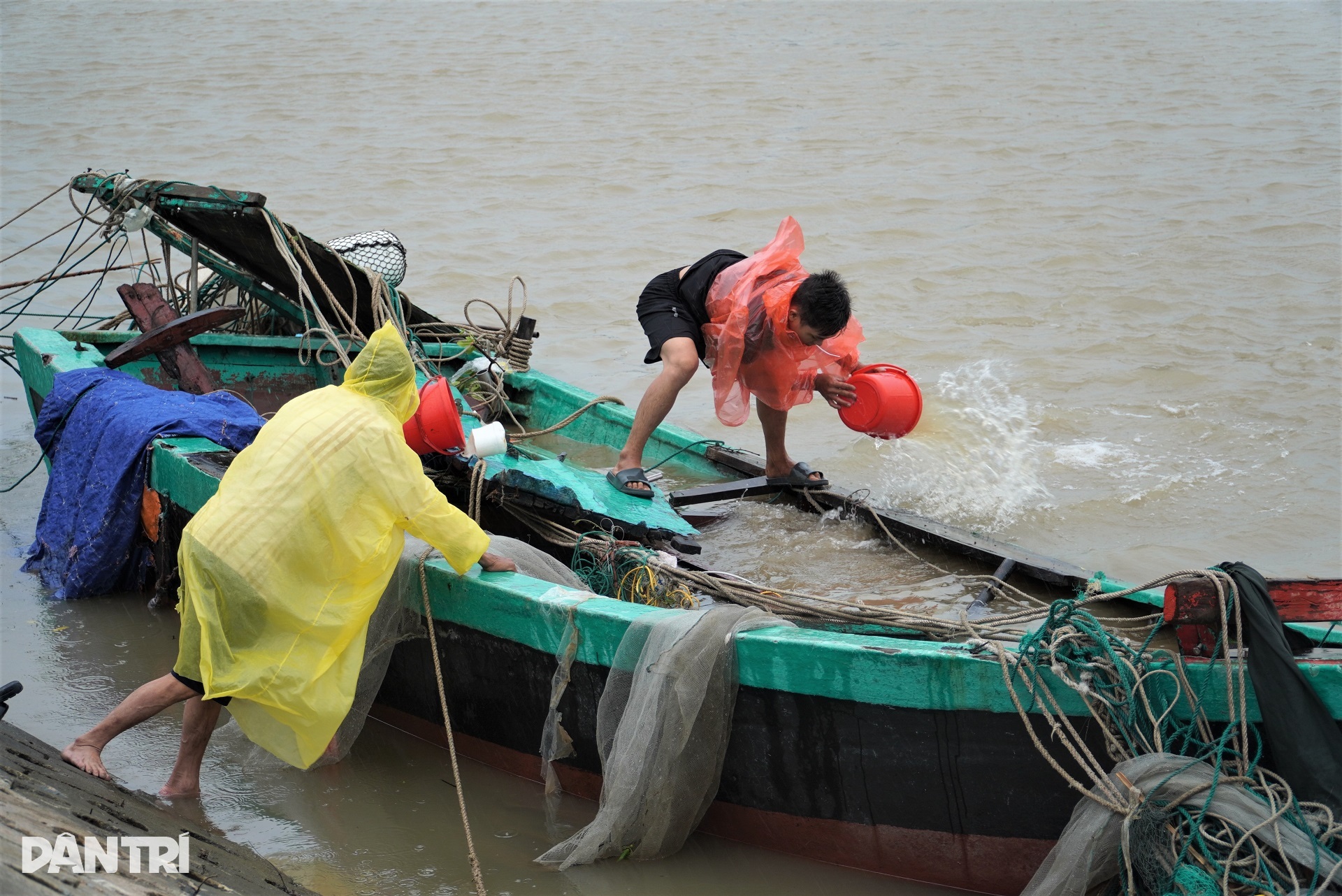 Hàng loạt tàu thuyền của ngư dân bị bão Kajiki nhấn chìm, đánh tan nát - 13 Hàng loạt tàu thuyền của ngư dân bị bão Kajiki nhấn chìm, đánh tan nát - 13