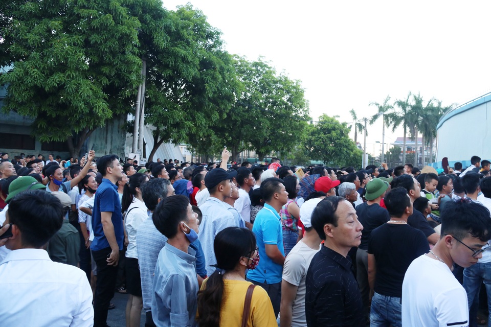 Hàng ngàn CĐV Hà Tĩnh bức xúc cầm vé trên tay không được vào sân - 5