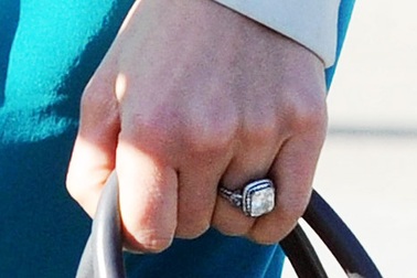 Jessica Biel lần đầu lộ nhẫn đính hôn