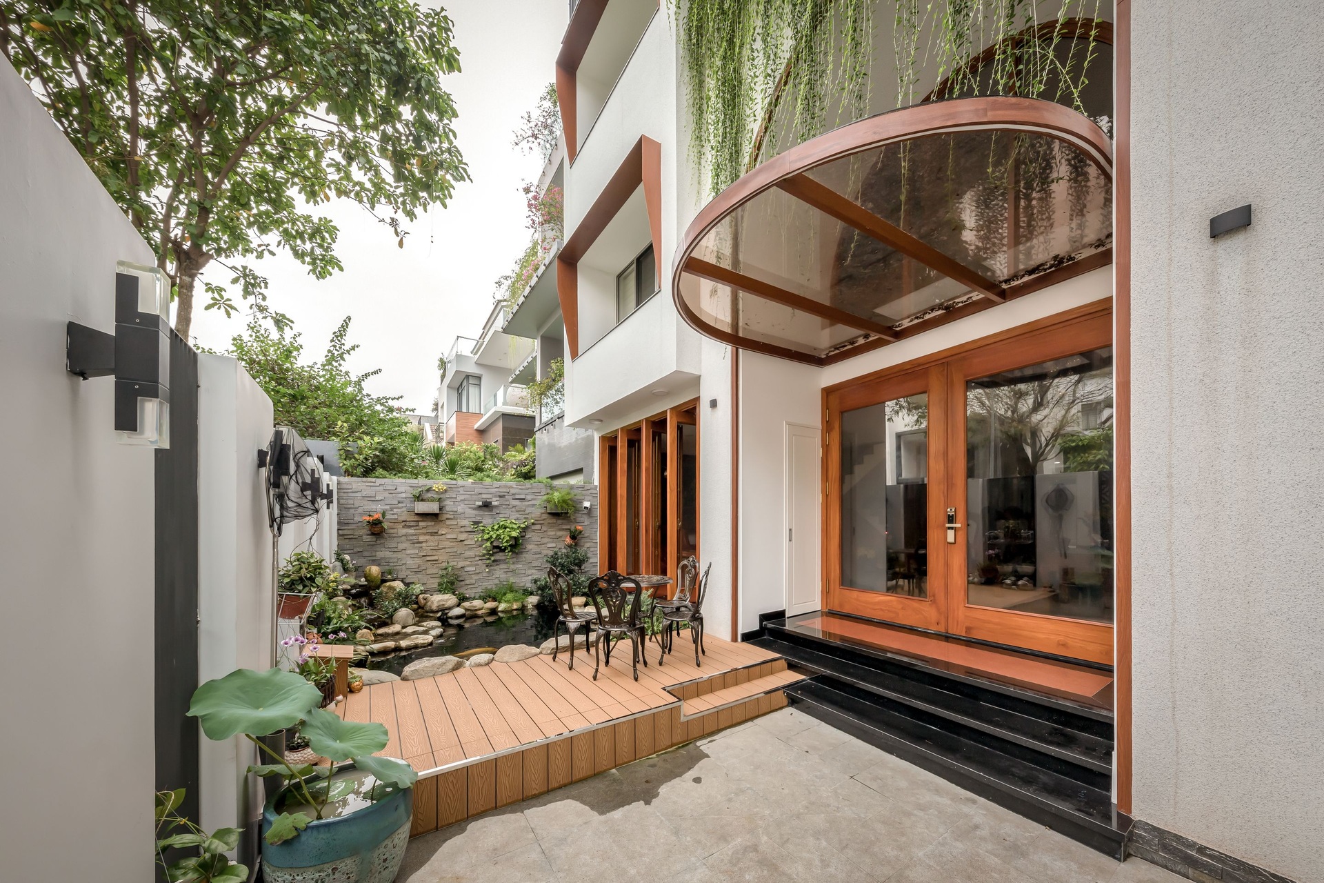 Biệt thự tân cổ điển cũ kỹ biến hình hiện đại và xanh mướt sau cải tạo - 5 Biệt thự tân cổ điển cũ kỹ biến hình hiện đại và xanh mướt sau cải tạo - 5