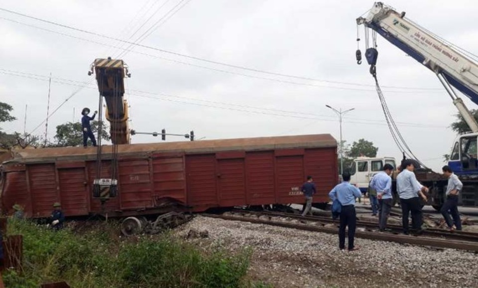 Tàu hỏa trật bánh khỏi đường ray, 2 toa tàu bị văng ra ngoài - 3 Tàu hỏa trật bánh khỏi đường ray, 2 toa tàu bị văng ra ngoài - 3