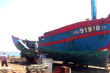 Cháy tàu cá, ngư dân mất trắng 3 tỉ đồng sau 1 đêm