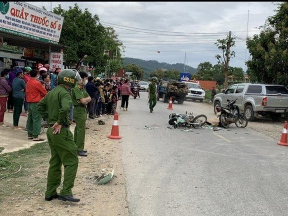 Hai xe máy đấu đầu, 3 người thương vong - 1 Hai xe máy đấu đầu, 3 người thương vong - 1