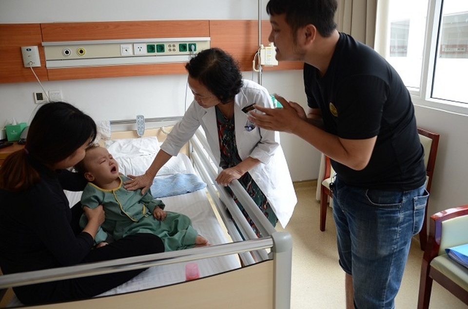 Bố mẹ nghẹn ngào khi con được ghép tế bào gốc nhờ sự giúp đỡ của bạn đọc Dân trí - 5 Bố mẹ nghẹn ngào khi con được ghép tế bào gốc nhờ sự giúp đỡ của bạn đọc Dân trí - 5
