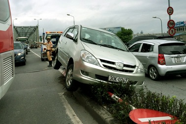 Hà Nội: Tài xế say rượu, xe 7 chỗ “đi thăng bằng” trên dải phân cách