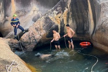 Thi thể thiếu niên kẹt dưới hốc đá sau chuyến dã ngoại