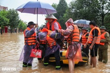 Giờ phút sinh tử bên dòng lũ, khi phía sau là hàng triệu đồng bào