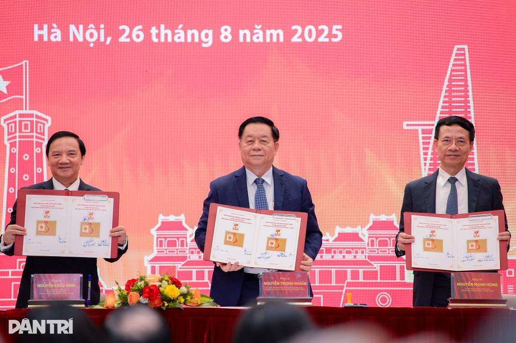 Khai trương Trung tâm Báo chí và phát hành bộ tem đặc biệt dịp Quốc khánh - 4 Khai trương Trung tâm Báo chí và phát hành bộ tem đặc biệt dịp Quốc khánh - 4