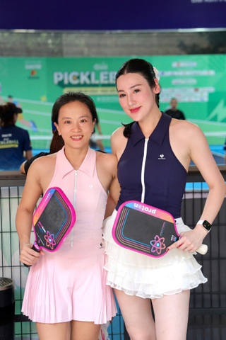Á hậu Tú Anh khoe dáng gợi cảm đấu pickleball, chồng con cổ vũ nhiệt tình - 11