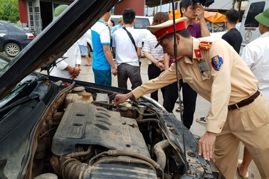 CSGT giúp dân tát nước cứu chiếc xe "chết đuối" giữa dòng lũ