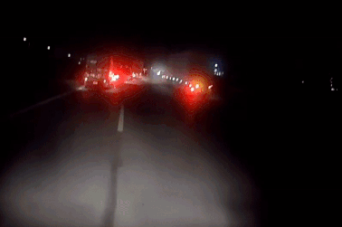 Xe con bị đâm vỡ đuôi vì chuyển hướng đột ngột trên đường cao tốc