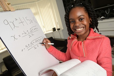 Anh: Cô bé 10 tuổi trở thành sinh viên đại học