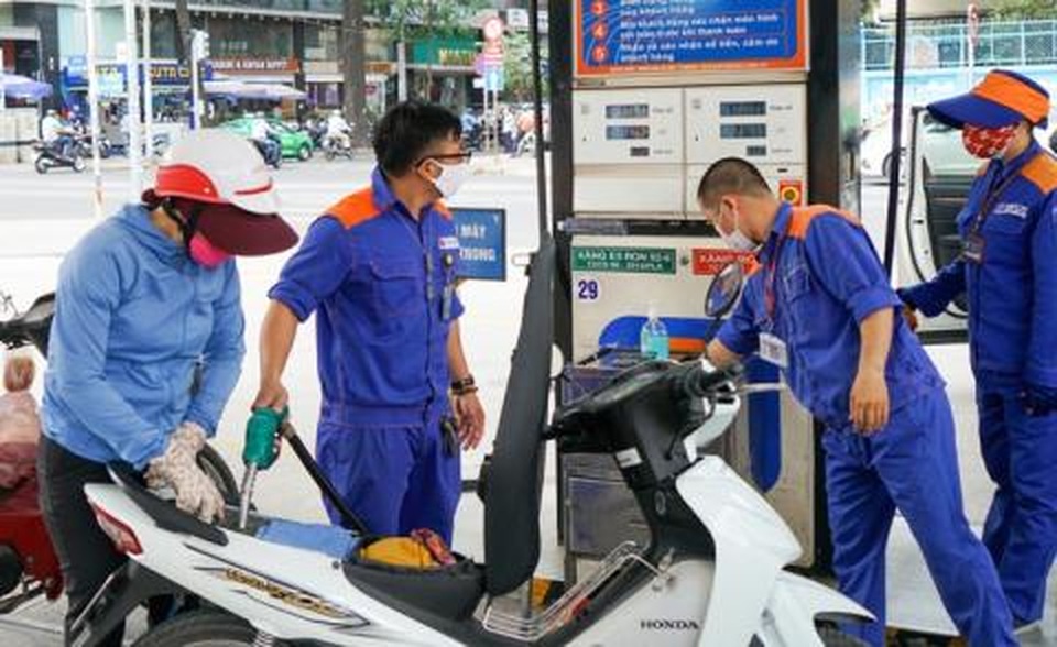 Thu phí bảo trì đường bộ qua xăng dầu: Nhiều hệ lụy - 1 Thu phí bảo trì đường bộ qua xăng dầu: Nhiều hệ lụy - 1