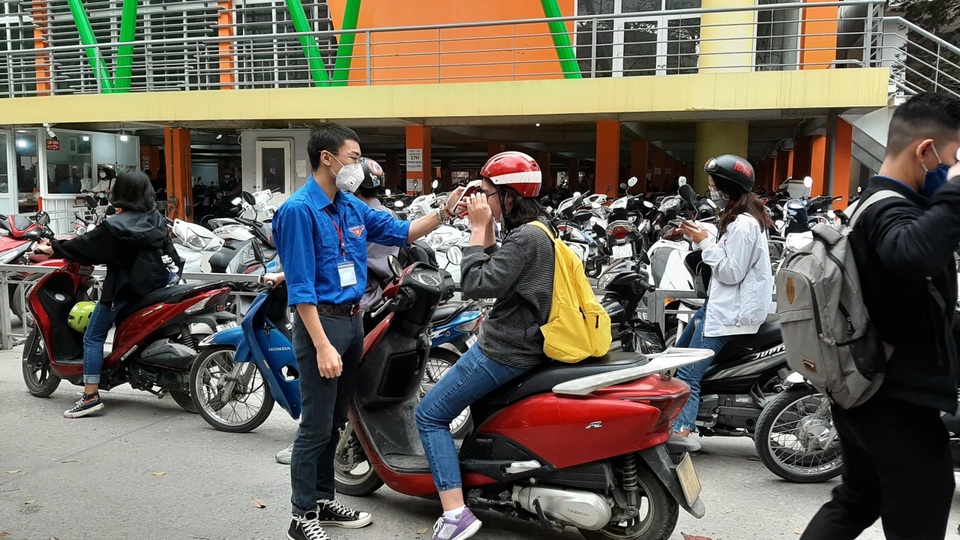 Đoàn trường hỗ trợ đo nhiệt độ, phát khẩu trang cho sinh viên - 4 Đoàn trường hỗ trợ đo nhiệt độ, phát khẩu trang cho sinh viên - 4