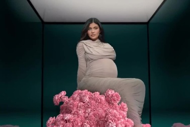 Kim Kardashian cùng mẹ và các chị em gái xuất hiện trong "The Kardashians"