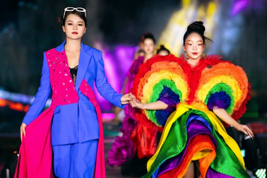 Hoa hậu nhí Hồng Lam gây ấn tượng với áo dài 20m tôn vinh di sản Ninh Bình